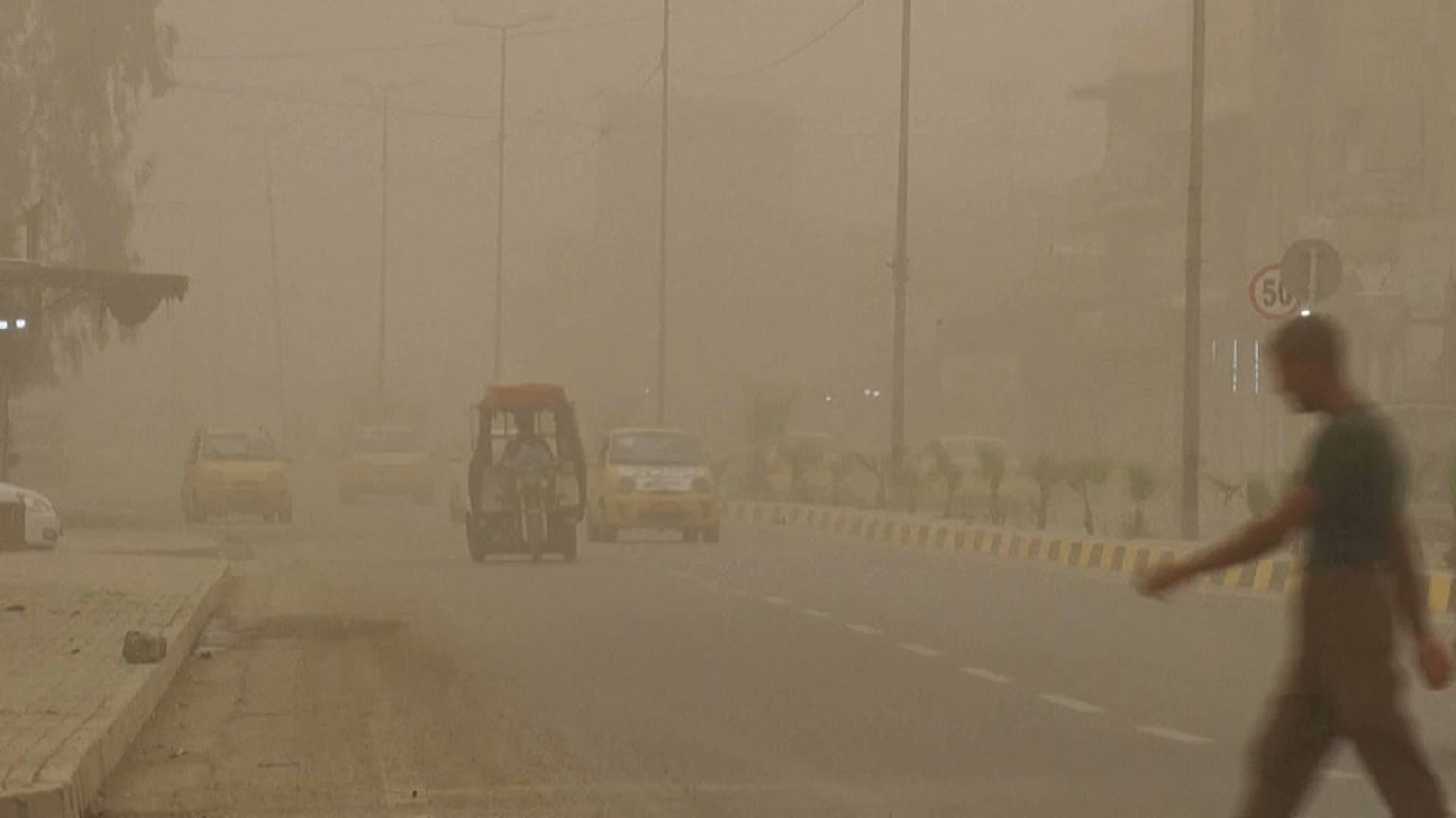 عاصفة رملية تضرب الموصل 