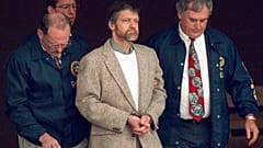 Kaczinskyt 1996-ban, ügynökök gyűrűjében