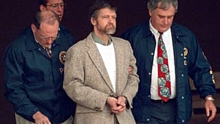 Kaczinskyt 1996-ban, ügynökök gyűrűjében