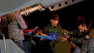 Φορείο με ένα από τα τέσσερα παιδιά που επέζησαν στην ζούγκλα του Αμαζονίου μεταφέρεται στο νοσοκομείο