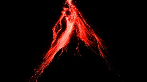 Lava expulsada por el volcán Mayón en Filipinas