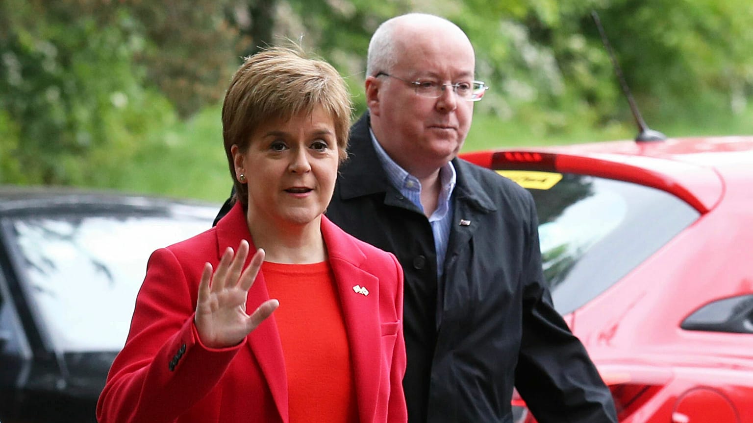 Nicola Sturgeon com o marido Peter Murrell, em maio, de 2019