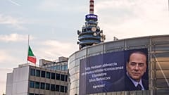 Une affiche géante de Silvio Berlusconi sur le siège du réseau de télévision Mediaset, près de Milan