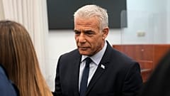 زعيم المعارضة الإسرائيلية يائير لبيد في المحكمة المركزية في القدس الشرقية المحتلة
