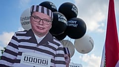 „A rendszer újraindítását” követelik  belgrádi tüntetők, akik 2023 júniusában rabruhába öltöztették Aleksandar Vučić elnököt 