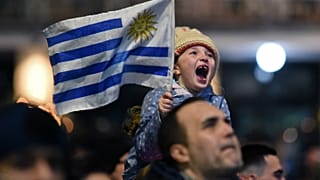 طفلة تحتفل بفوز الأوروغواي في شوارع مونتيفيديو