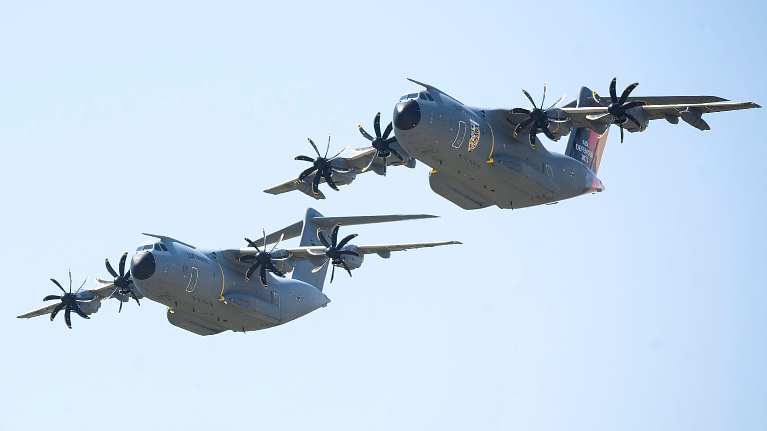 Zwei Airbus A400M der deutschen Luftwaffe über dem Fliegerhorst Wunstorf, 12. Juni 2023
