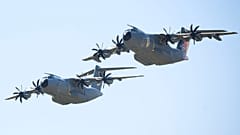 Zwei Airbus A400M der deutschen Luftwaffe über dem Fliegerhorst Wunstorf, 12. Juni 2023