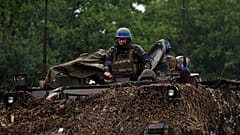 Ukrainische Soldaten auf einem gepanzerten Wagen in der Region Saporischschja