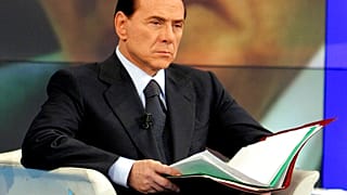 رئيس الوزراء الإيطالي الراحل سيلفيو برلسكوني خلال مقابلة في برنامج حواري في روما، إيطاليا، يوم الإثنين 19 ديسمبر 2005. 