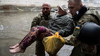 Según el parte del Ministerio del Interior, un total de 2 743 personas han sido evacuadas en la provincia de Jersón y 982 en la de Mykoláyiv.