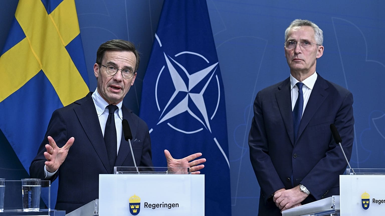 Ulf Kristersson svéd kormányfő és Jens Stoltenberg NATO-főtitkár