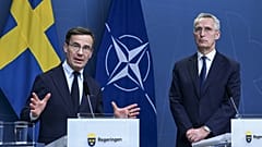 Ulf Kristersson svéd kormányfő és Jens Stoltenberg NATO-főtitkár