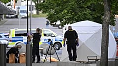 Rendőrök a stockholmi Farstában történt szombati lövöldözés színhelyén