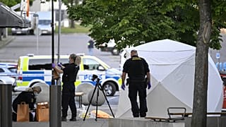 Rendőrök a stockholmi Farstában történt szombati lövöldözés színhelyén