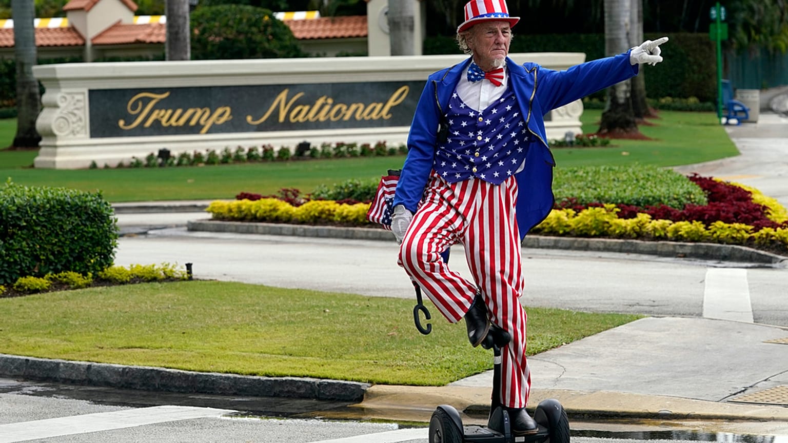 "Uncle Sam"-nek öltözött férfi a Trump National Doral előtt, 2023. június 12-én
