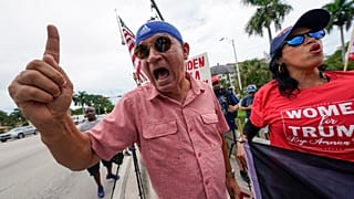 Partidarios de Trump esperan el paso del convoy del expresidente Donald Trump en Florida