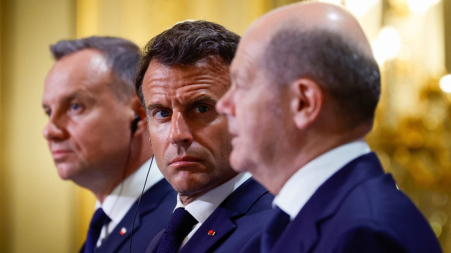 De izquierda a derecha, el presidente polaco, Andrzej Duda, el francés, Emmanuel Macron, y el canciller alemán, Olaf Scholz, en París. Francia