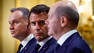 De izquierda a derecha, el presidente polaco, Andrzej Duda, el francés, Emmanuel Macron, y el canciller alemán, Olaf Scholz, en París. Francia
