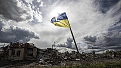 Risventola la bandiera ucraina. 