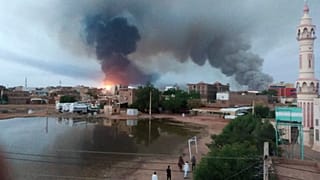 الدخان يتصاعد في سماء الخرطوم