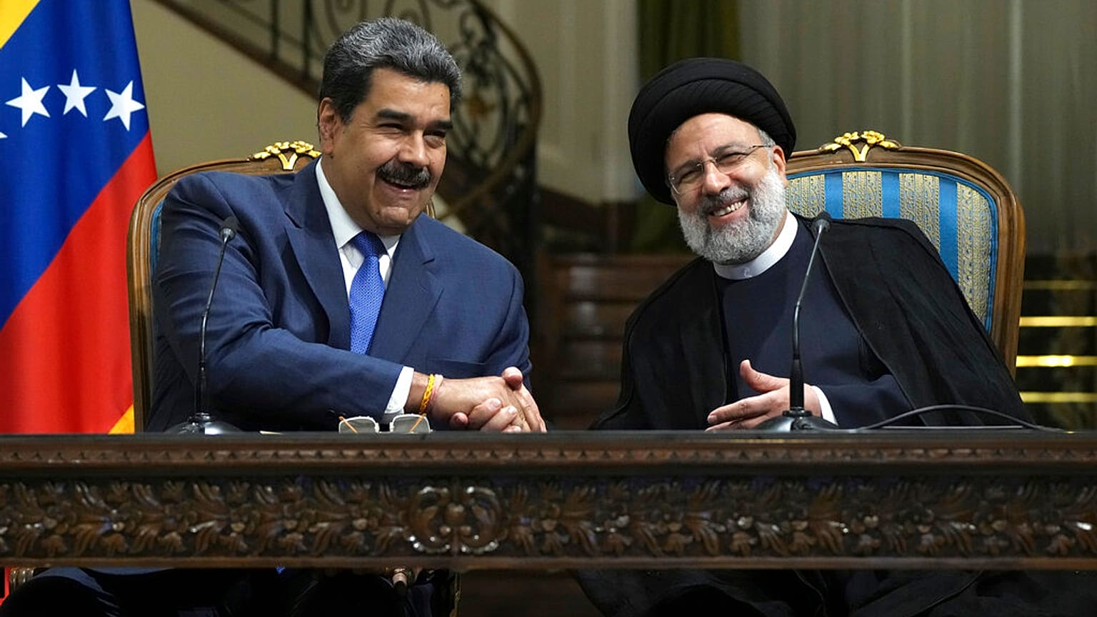 İran Cumhurbaşkanı Reisi Venezuela Devlet Başkanı Maduro ile el sıkışırken