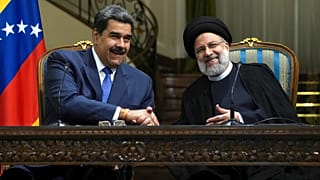 İran Cumhurbaşkanı Reisi Venezuela Devlet Başkanı Maduro ile el sıkışırken