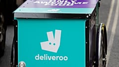 EIn Deliveroo logo auf einem Fahrrad in London.