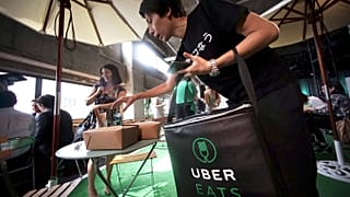 Entregadores de comida têm as tarefas e turnos definidos por algorítimos e poucos direitos laborais