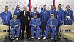 Vlagyimir Putyin sebesült orosz katonák gyűrűjében