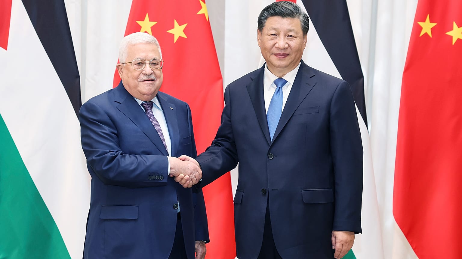 الرئيس الصيني شي جين بينغ والرئيس الفلسطيني محمود عباس في الرياض السعودية.