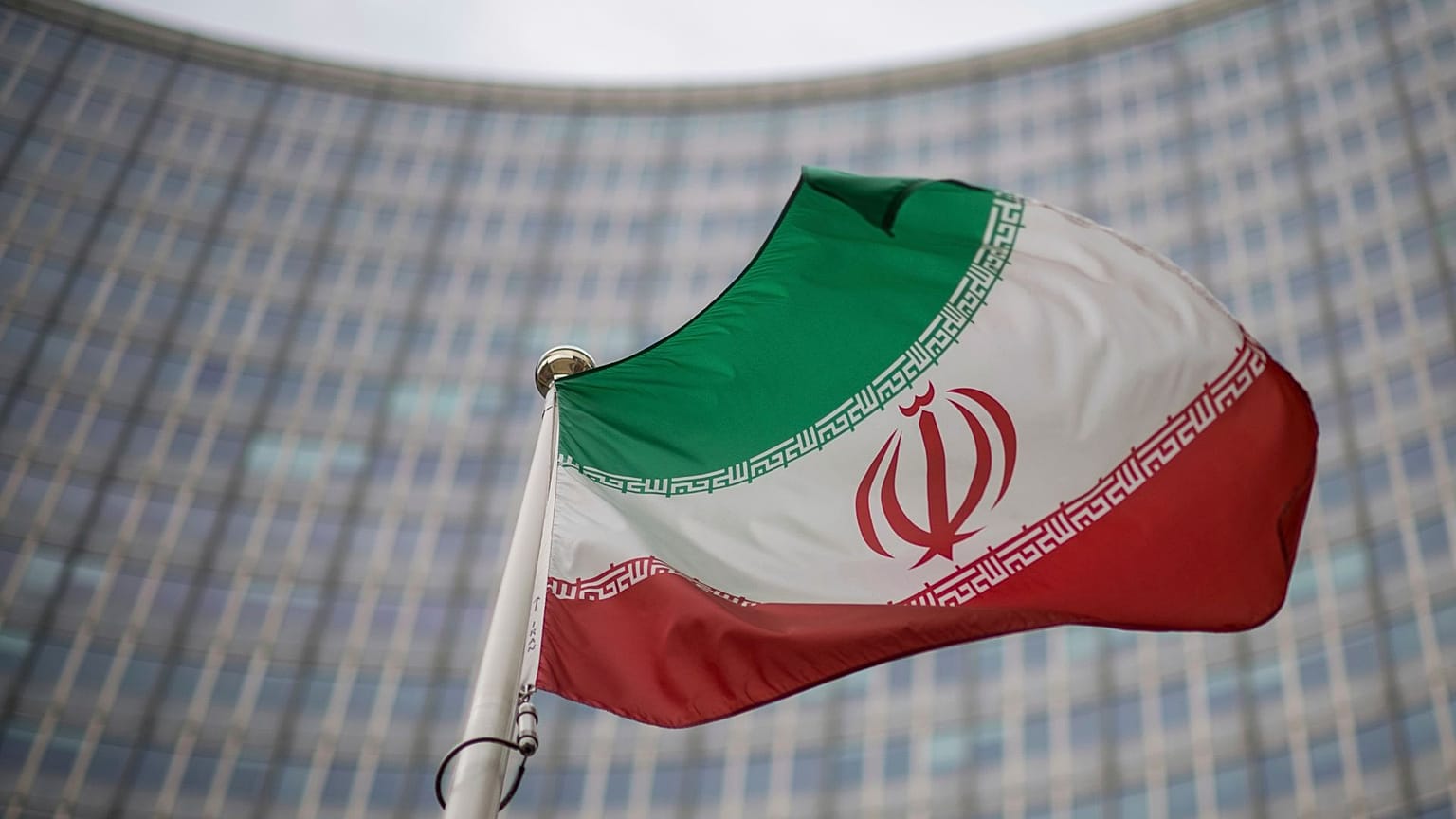 پرچم ملی ایران در مقابل ساختمان آژانس بین المللی انرژی اتمی، در وین، اتریش، دسامبر ۲۰۲۱