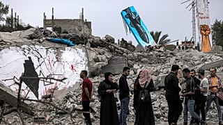 لوحات مرسومة على أنقاض المنازل التي دمرتها الغارات الجوية الإسرائيلية خلال مايو 2023