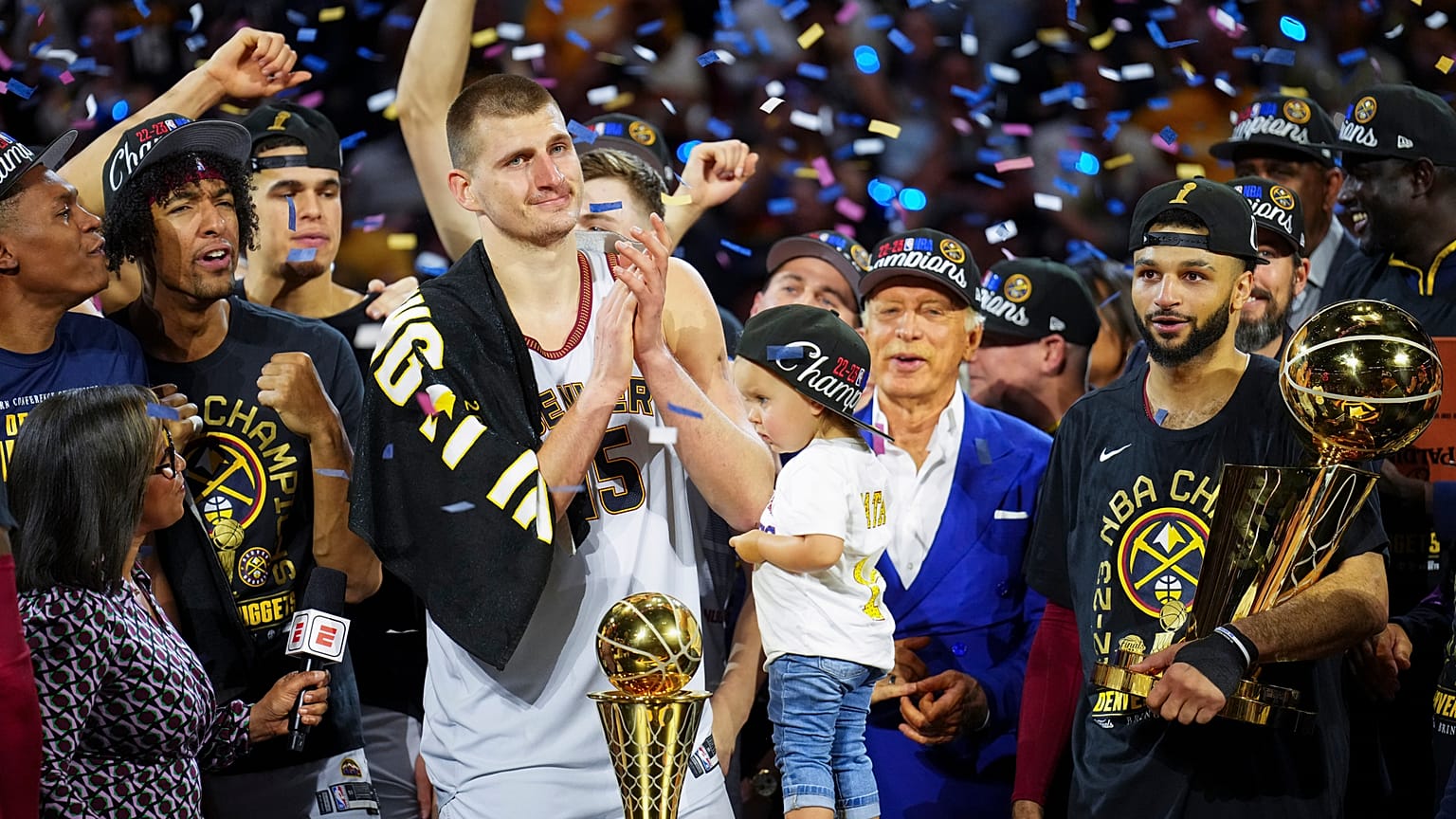 Nikola Jokic y los Denver Nuggets celebran la victoria del campeonato de la NBA tras vencer a los Miami Heat en el quinto juego de las Finales.