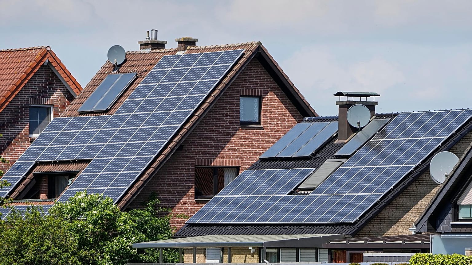 Painéis solares num telhado, em Dulmen, na Alemanha