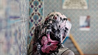 سيدة تضع الحجاب في جامع في هامبورغ