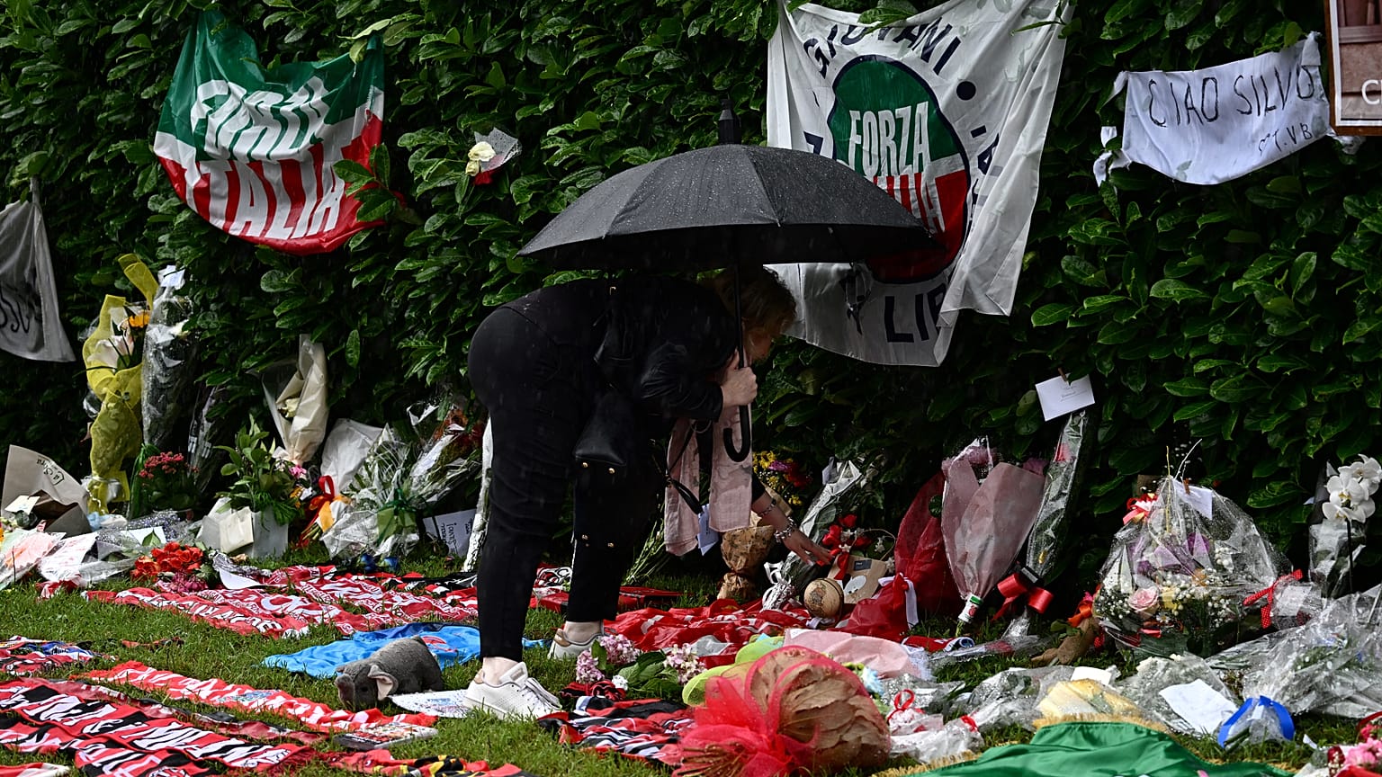 Seguidores del fallecido ex primer ministro rindiendo tributo a las afueras de su villa en Árcade, Lombardía.