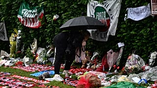 Seguidores del fallecido ex primer ministro rindiendo tributo a las afueras de su villa en Árcade, Lombardía.