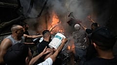 فلسطينيون يخمدون النيران بعد مداهمة الجيش الإسرائيلي مخيم بلاطة للاجئين في شمال الضفة الغربية المحتلة.
