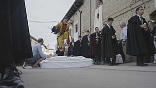 Imagen de "El Colacho" saltando por encima de los bebés en Castrillo de Murcia, España.