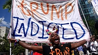 Una manifestante a Miami, negli Stati Uniti, in occasione del processo a carico di Donald Trump