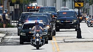 Eski ABD Başkanı Trump, Miami'deki duruşmaya katılmak için mahkemeye gitti