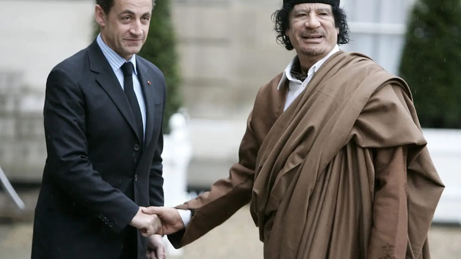 Sarkozy és Kadhafi egy korábbi felvételen a párizsi Elysée-palotában