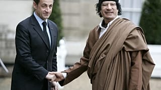 Sarkozy és Kadhafi egy korábbi felvételen a párizsi Elysée-palotában
