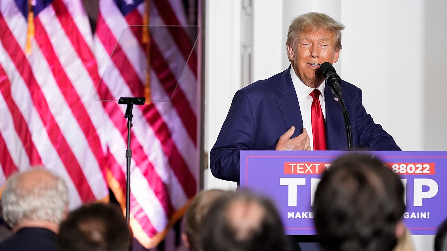 El expresidente Donald Trump se dirige a sus seguidores en el Trump National Golf Club Bedminster, el martes 13 de junio de 2023, en Bedminster,