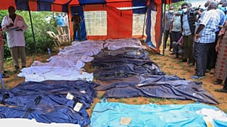Exhumált holttestek a tengerparti Malindi város közelében, Kenya déli részén 2023. április 24-én
