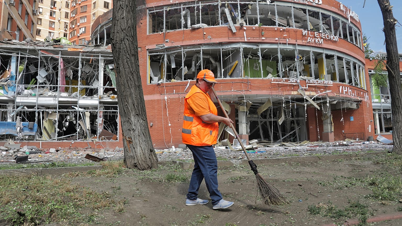 Pulizie, dopo il bombardamento. (Odessa, 14.6.2023)
