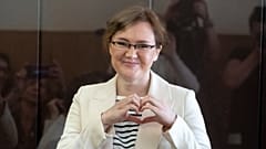 Lilia Chanysheva enva mensagem da câmara dos réus no tribunal de Kirovskiy, em Ufa