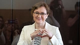 Lilia Chanysheva enva mensagem da câmara dos réus no tribunal de Kirovskiy, em Ufa