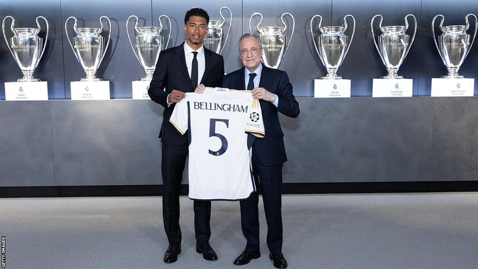 Jude Bellingham con la maglia del Real, insieme al presidente Florentino Perez. (Madrid, 15.6.2023)